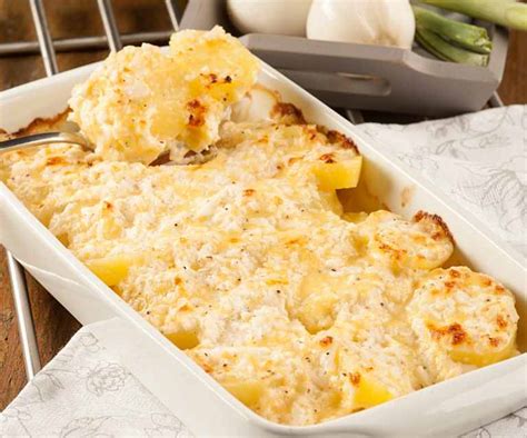 Patatas gratinadas saliendo del horno con el queso dorado