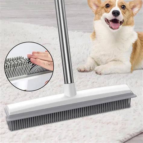Escoba de goma recogiendo pelos de mascota