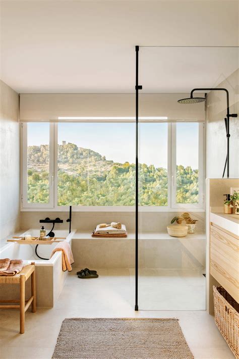 Mujer relajándose bajo la ducha de un baño moderno