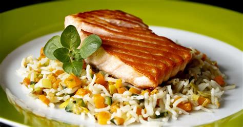 Arroz con salmón y palitos de cangrejo servido