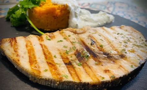 Pez espada a la plancha con guarnición