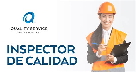 Inspector de calidad revisando cereales