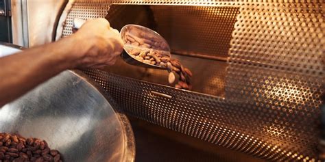 Copos de maíz siendo tostados en un horno industrial