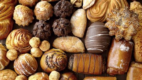 Variedad de dulces y bollería en Confitería Alicia