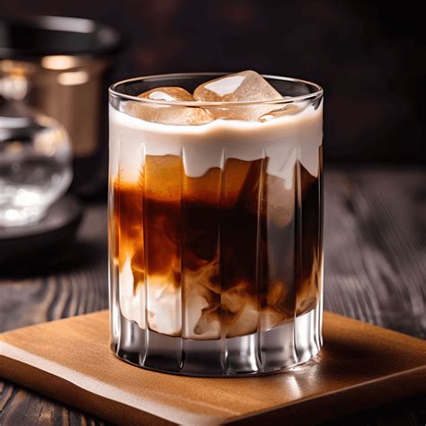 White Russian en un vaso bajo con hielo
