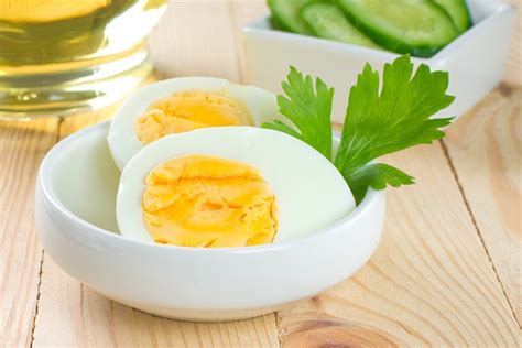 Huevo cocido en un recipiente con agua fría