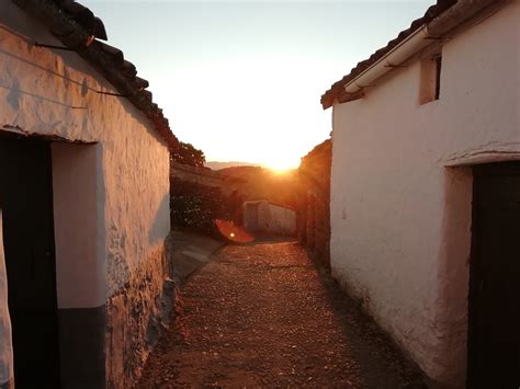 Amanecer en un pueblo costero español