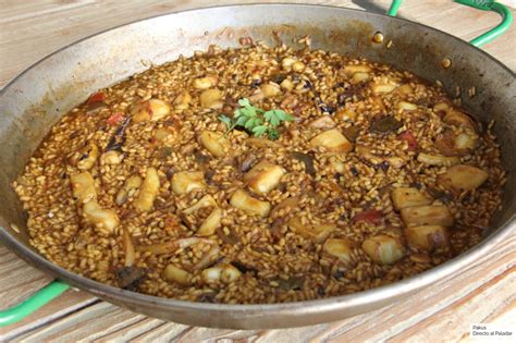 Sepia dorada en paella con arroz