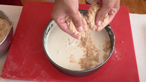 Base de galleta Oreo triturada en un molde