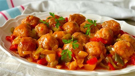 Plato de albóndigas en salsa de pimientos con pan