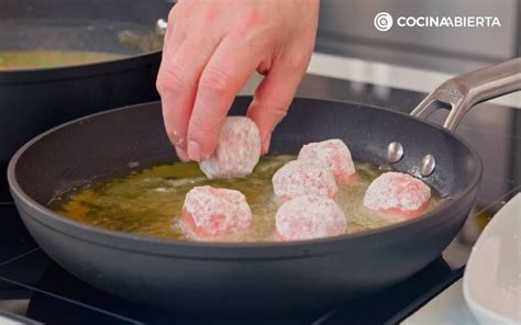 Albóndigas dorándose en la sartén