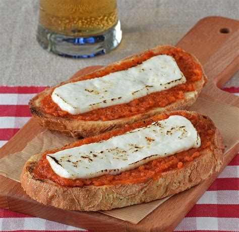 Tostas de sobrasada y queso en una tabla de tapas