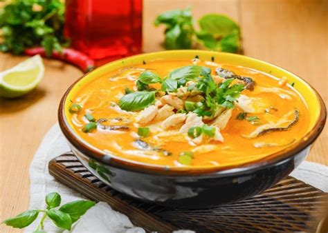 Plato de sopa tailandesa de langostinos con coco