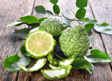 Ingredientes frescos para cocina tailandesa: galanga, lima kaffir y lemongrass