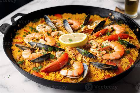 Plato de fideuà tradicional servido en una paella