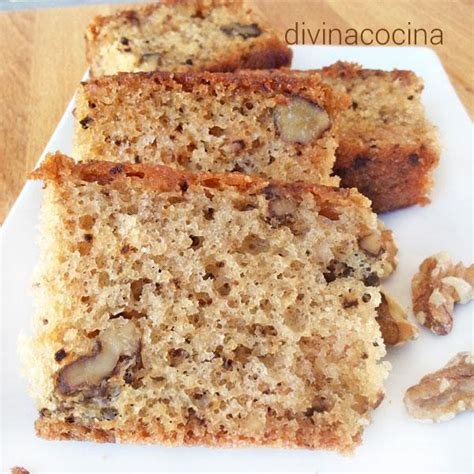 Bizcocho de nueces, nata y canela listo para servir