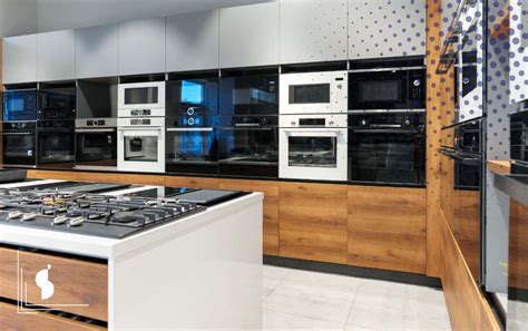 Horno moderno con diferentes niveles de bandejas