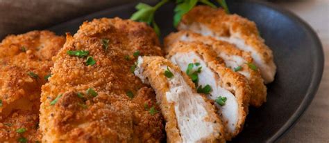 Pechugas de pollo rebozadas y doradas presentadas en una fuente