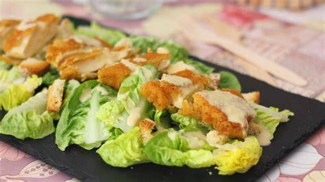Ensalada César fresca con trozos de pechuga de pollo crujiente