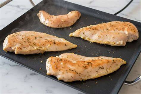 Plancha con varios alimentos cocinándose