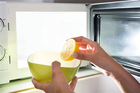 Microondas sucio con limón para limpiar