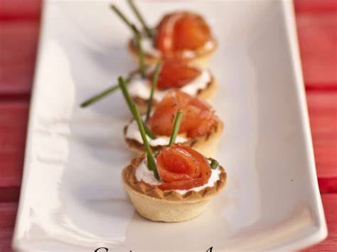 Variedad de bocaditos de salmón fresco