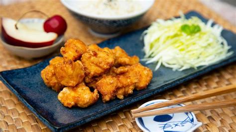 Karaage japonés con mayonesa de kimchi y lima