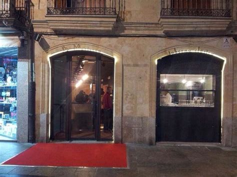 Fachada y ambiente del restaurante La Mariseca en Rúa Mayor, Salamanca