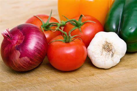 Verduras frescas para sofrito: cebolla, pimientos, ajo y tomate