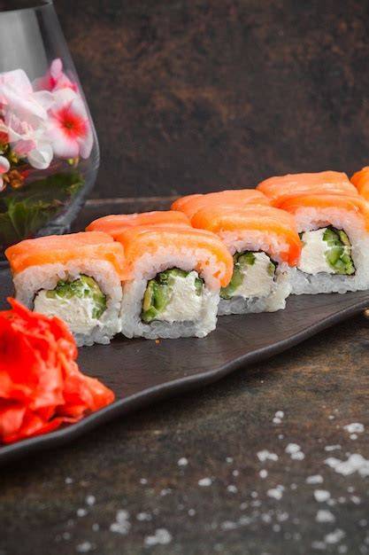 Plato de sushi con jengibre encurtido