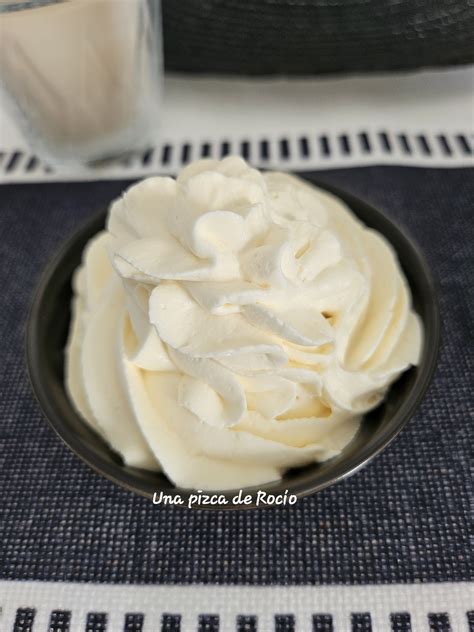 Nata montada firme en un bol