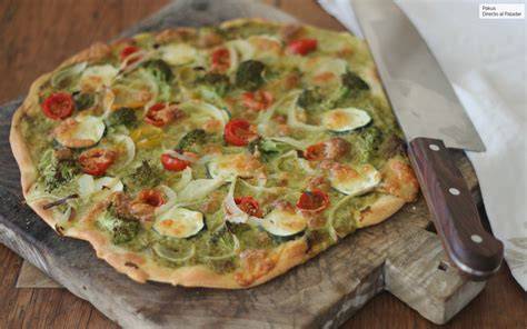 Pizza con pesto y verduras