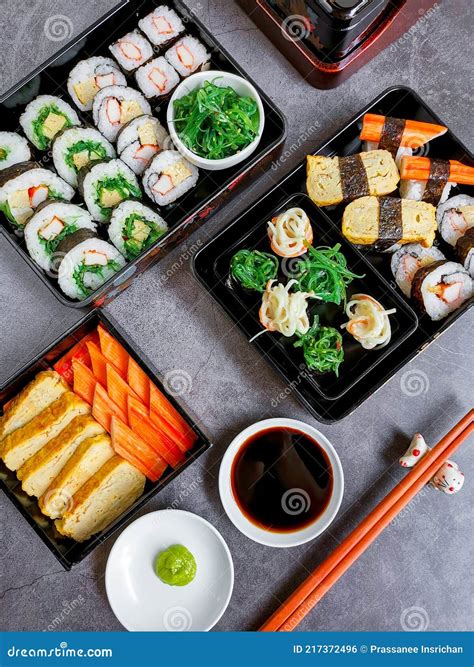 Plato de tamagoyaki servido con sushi