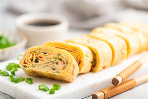 Fotografía de los pasos para enrollar el tamagoyaki