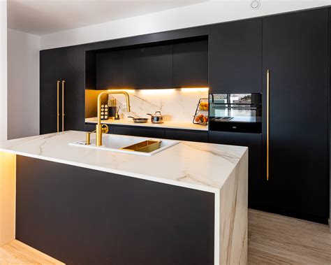 Diseño moderno de cocinas con placas de inducción y vitrocerámica