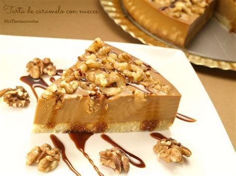 Tarta de queso decorada con remolinos de caramelo y nueces