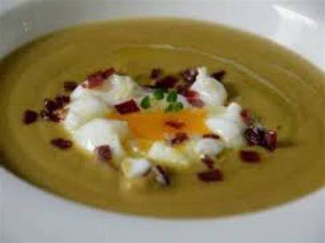 Crema de borrajas con virutas de jamón y huevo