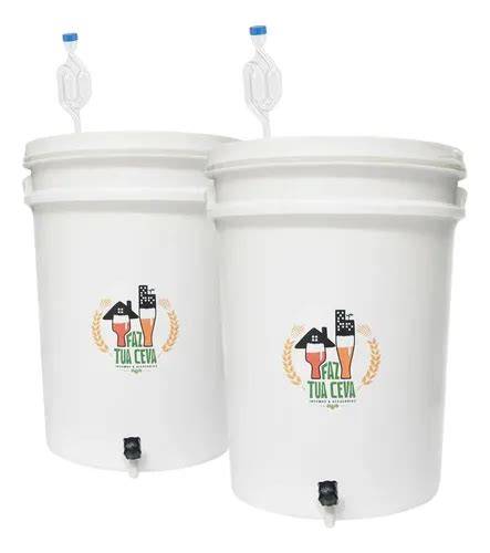 Variedad de fermentadores de plástico con grifo