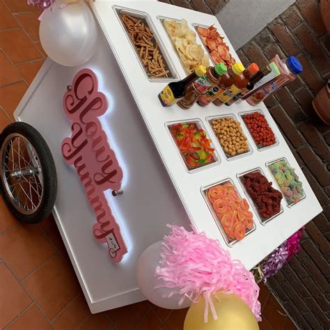 Carrito de dulces decorado para una celebración temática