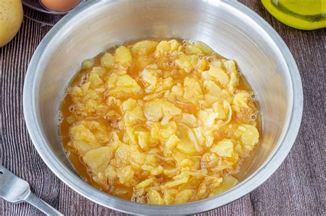 Mezcla de patatas, cebolla, chicharrones y huevo