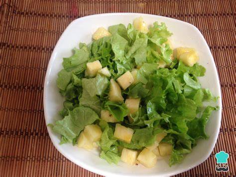 Ensalada de piña y lechuga con aderezo cremoso