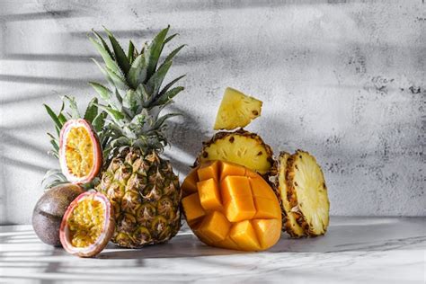 Frutas tropicales frescas de Costa Rica como mango, piña y maracuyá