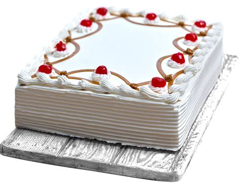 Pastel Tres Leches decorado con crema batida y cerezas marrasquino