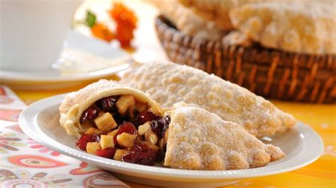 Variedad de empanadas dulces rellenas de frutas como piña, guayaba y dulce de leche