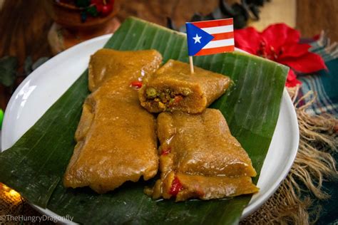 Pasteles puertorriqueños envueltos en hojas de plátano y listos para cocinar