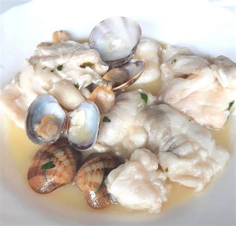 Preparación de almejas y kokotxas de bacalao