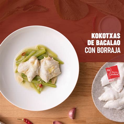 Kokotxas de bacalao cocinándose en aceite de oliva y ajo