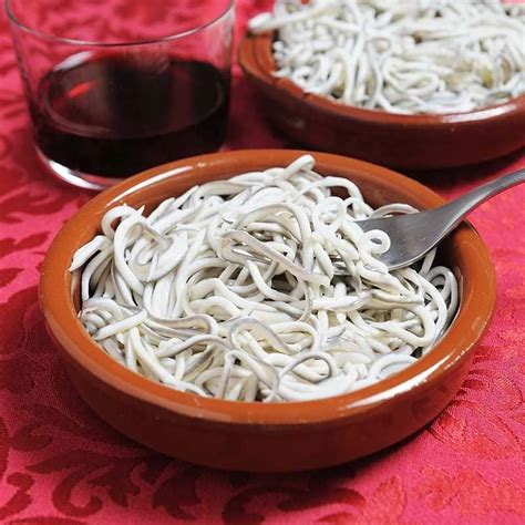 Gulas del norte y almejas siendo añadidas a la cazuela