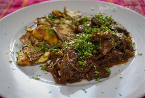 Hígados de cordero encebollados