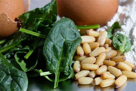 Espinacas frescas y otros ingredientes para croquetas